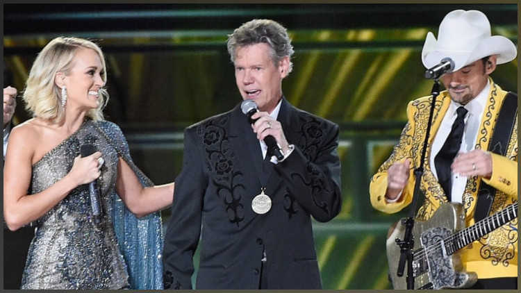 Randy Travis steals the show with emotional performance at the CMAs